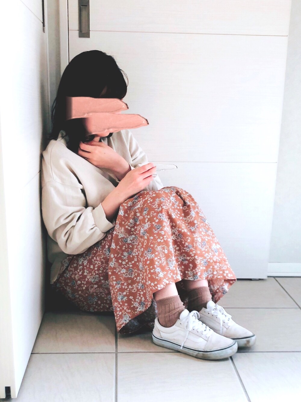 ホワイト系のスウェット、ベージュ系のワンピース、ホワイト系のスニーカーを着用したレディースの春コーディネートの1枚目の写真