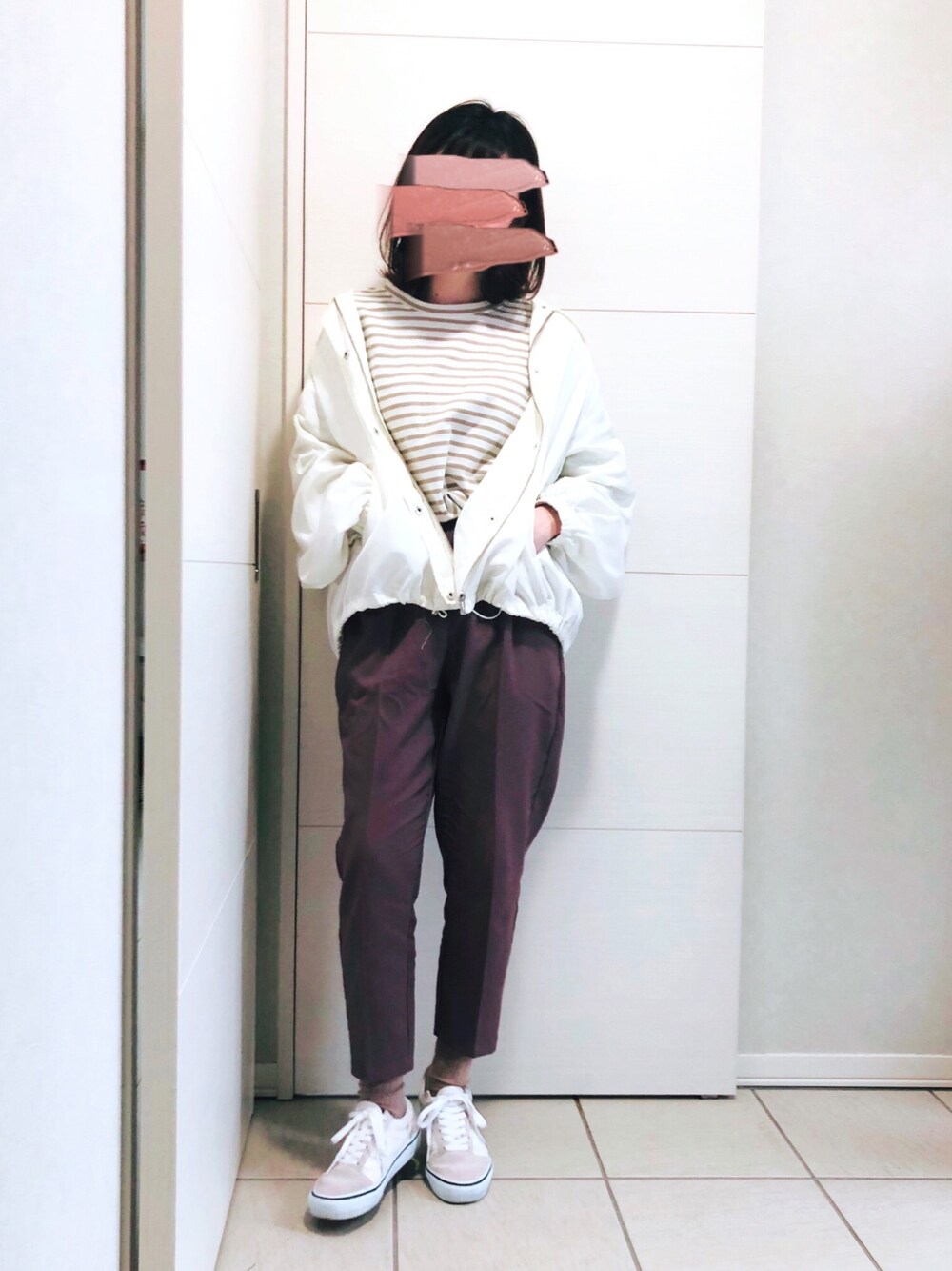 ホワイト系のその他アウター、ベージュ系のTシャツ/カットソー、パープル系のスラックスを着用したレディースの春コーディネートの1枚目の写真