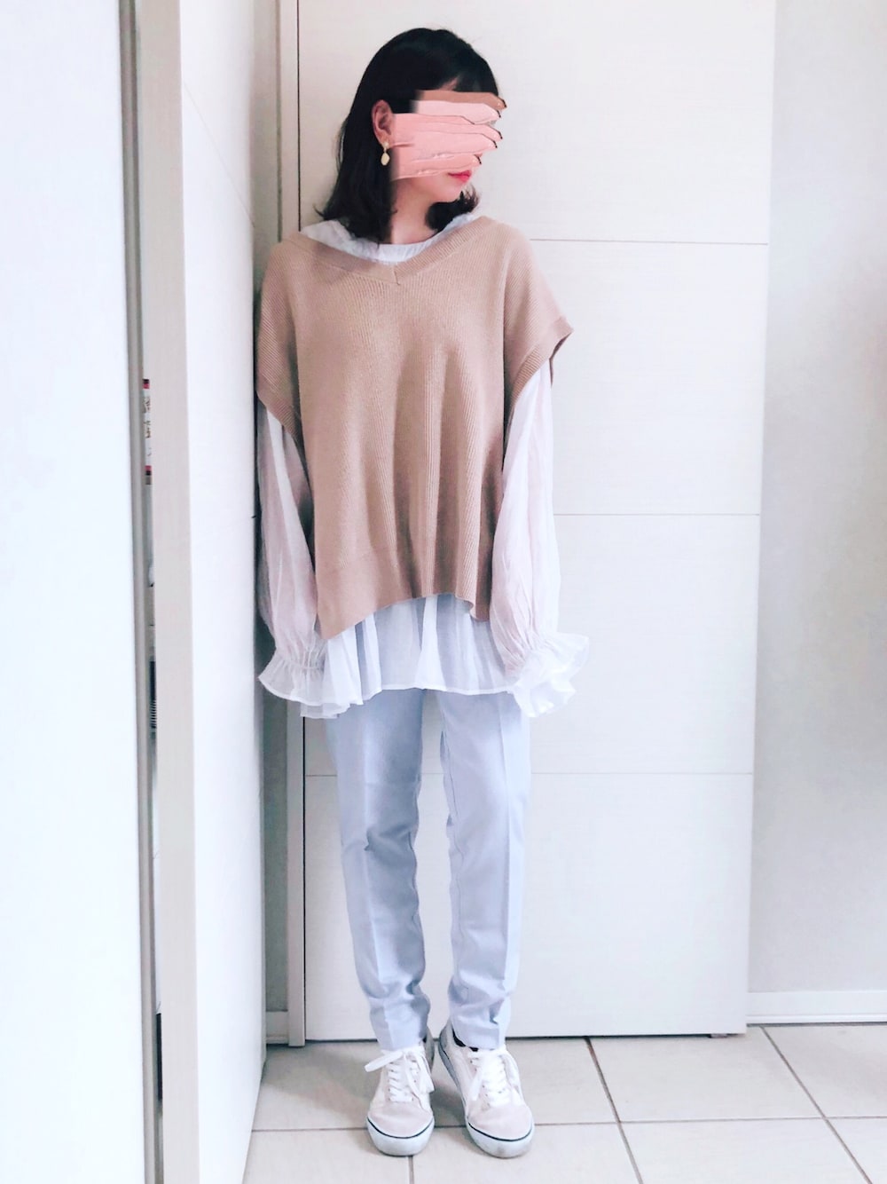 ホワイト系のシャツ/ブラウス、ベージュ系のベスト、パープル系のスラックスを着用したレディースの春コーディネートの1枚目の写真