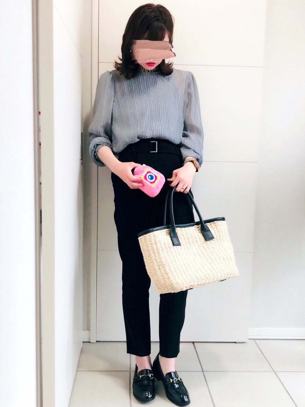ブルー系のシャツ/ブラウス、ブラック系のパンツ、ブラック系のローファーを着用したレディースの春コーディネートの1枚目の写真