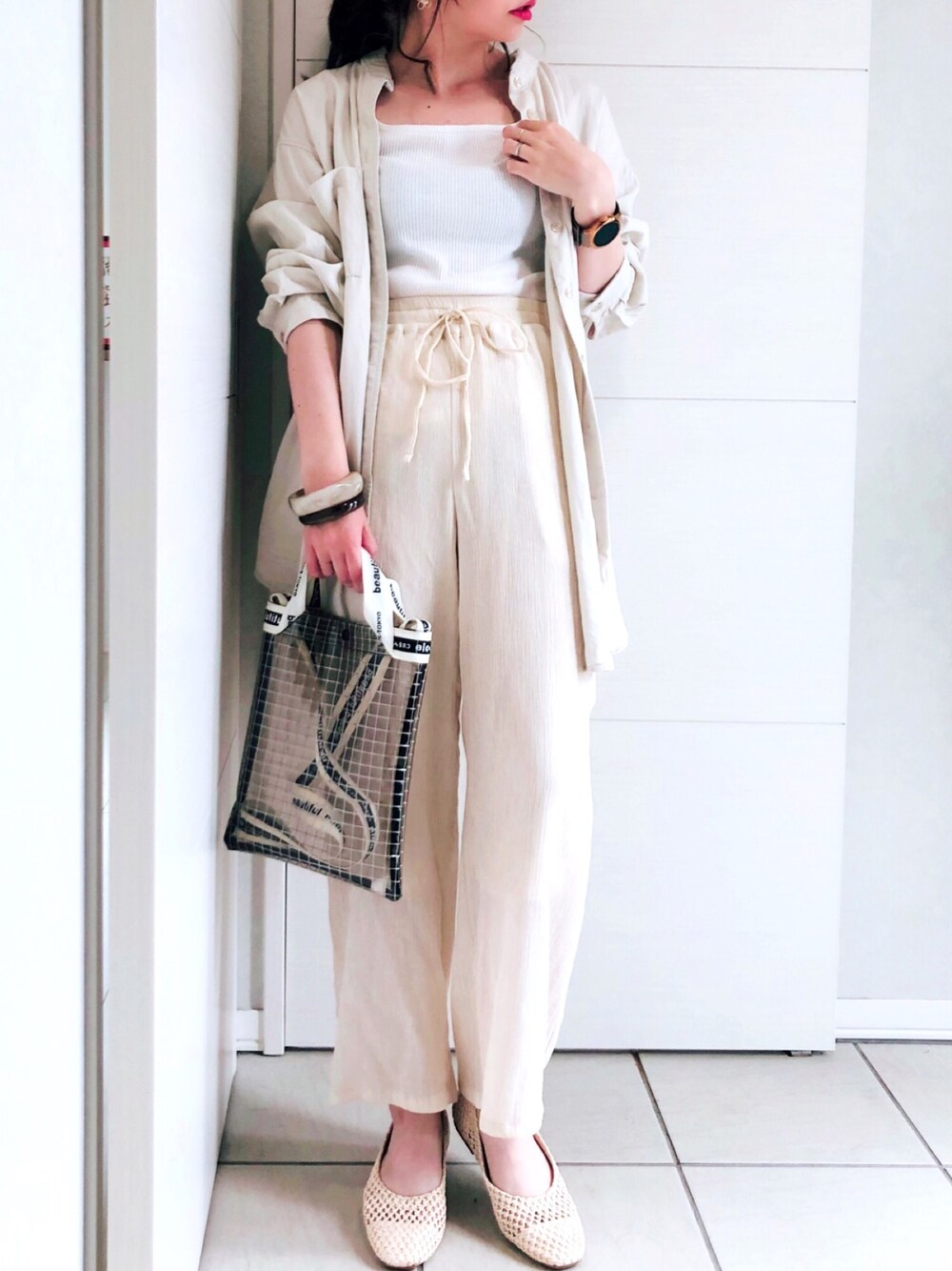 ホワイト系のシャツ/ブラウス、ホワイト系のタンクトップ、ホワイト系のパンツを着用したレディースの夏コーディネートの1枚目の写真