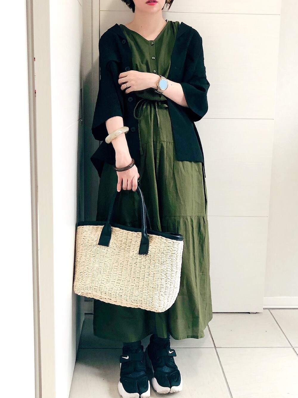 ブラック系のシャツ/ブラウス、グリーン系のワンピース、ブラック系のスニーカーを着用したレディースの夏コーディネートの1枚目の写真