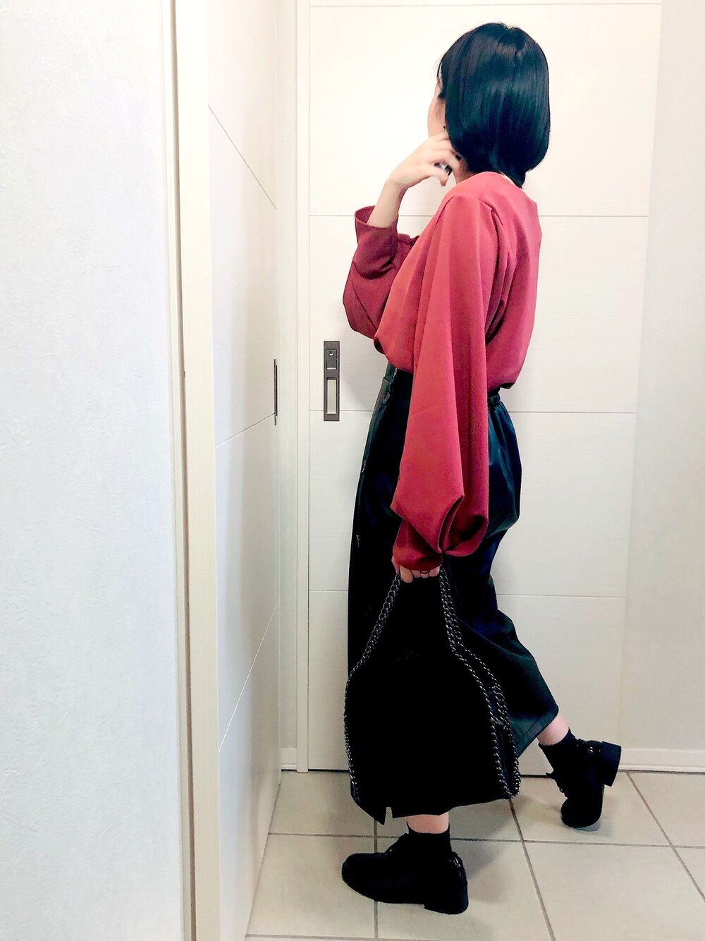 ピンク系のシャツ/ブラウス、ブラック系のスカート、ブラック系のドレスシューズを着用したレディースの秋コーディネートの1枚目の写真