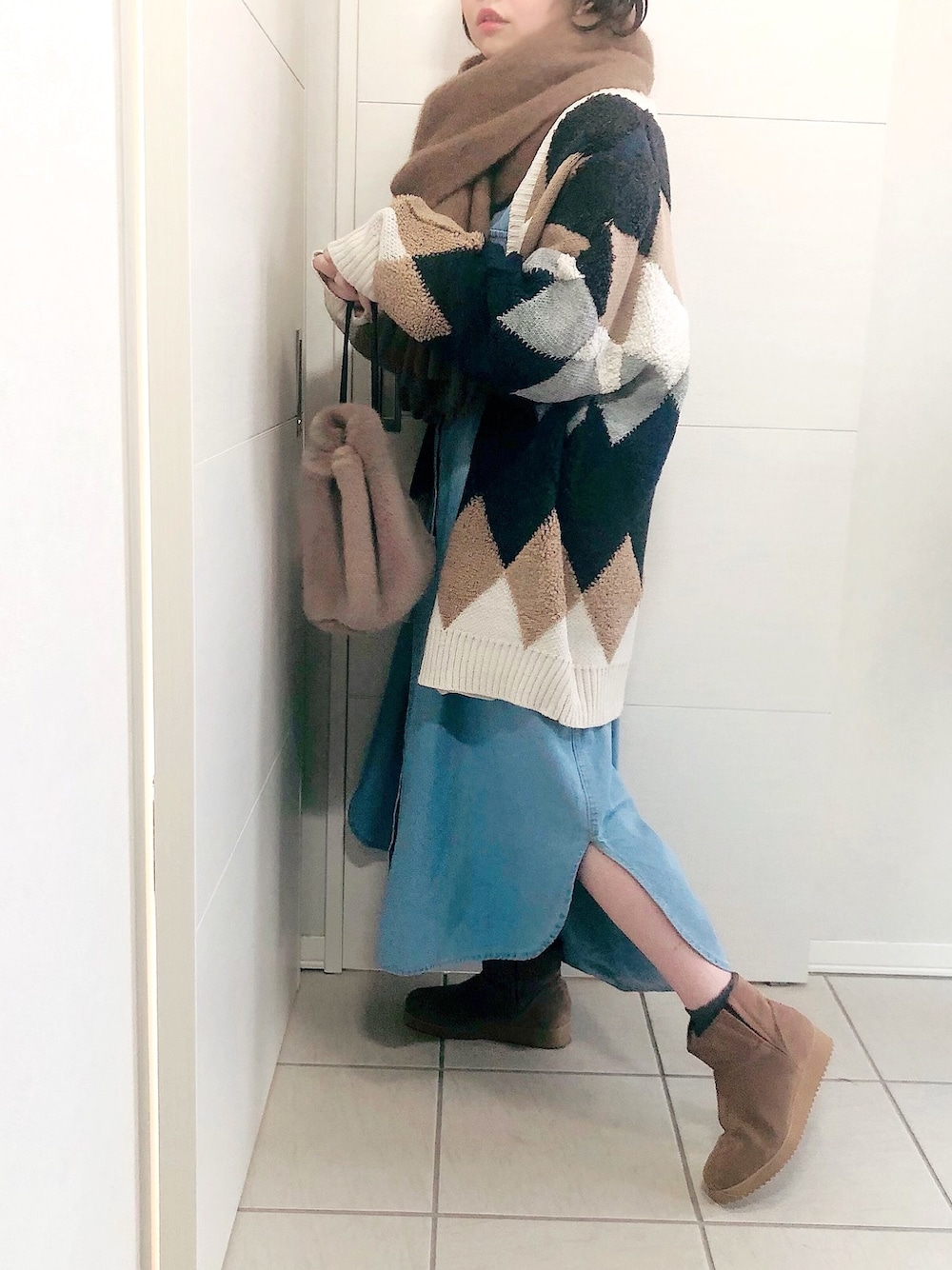 ホワイト系のカーディガン/ボレロ、ブルー系のワンピース、ベージュ系のブーツを着用したレディースの秋コーディネートの1枚目の写真