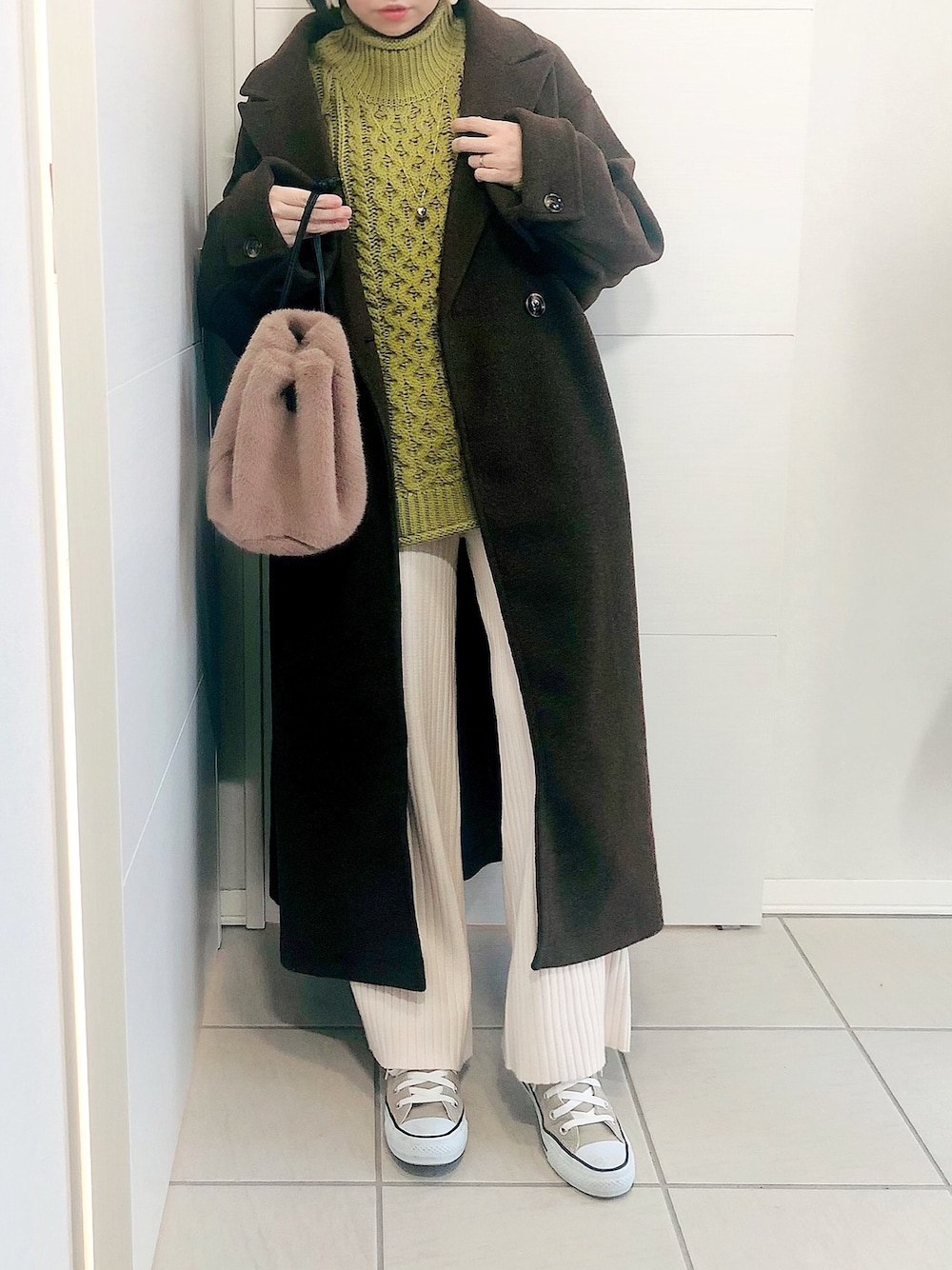 ニット/セーターを使った「オリーブグリーン」の人気ファッション