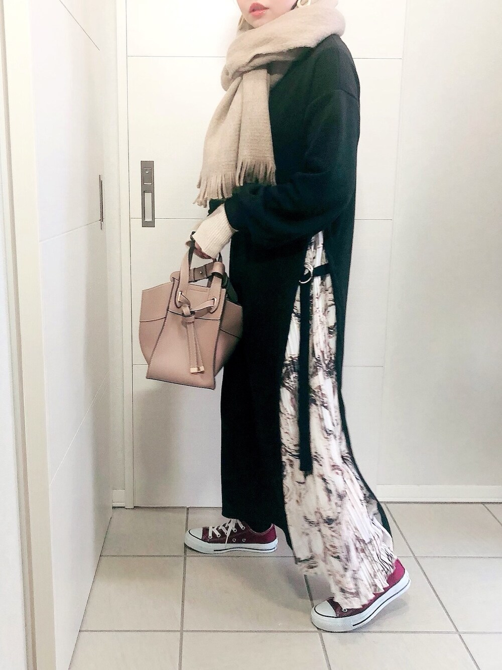 ブラック系のワンピース、レッド系のスニーカー、グレー系のショルダーバッグを着用したレディースの冬コーディネートの1枚目の写真