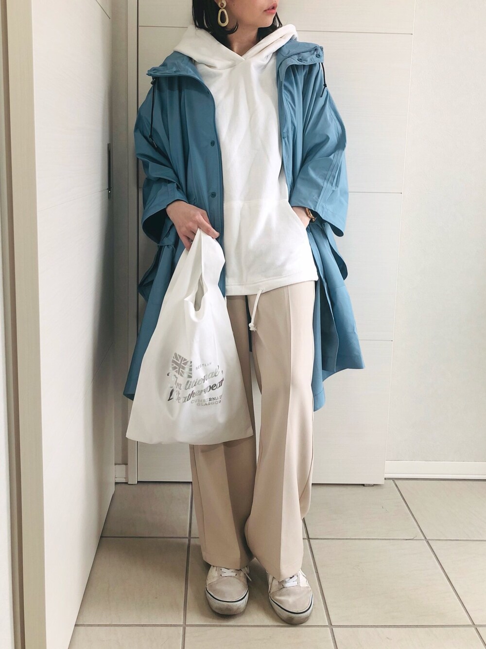 ブルー系のその他アウター、シルバー系のエコバッグ/サブバッグ、ホワイト系のスウェットを着用したレディースの春コーディネートの1枚目の写真