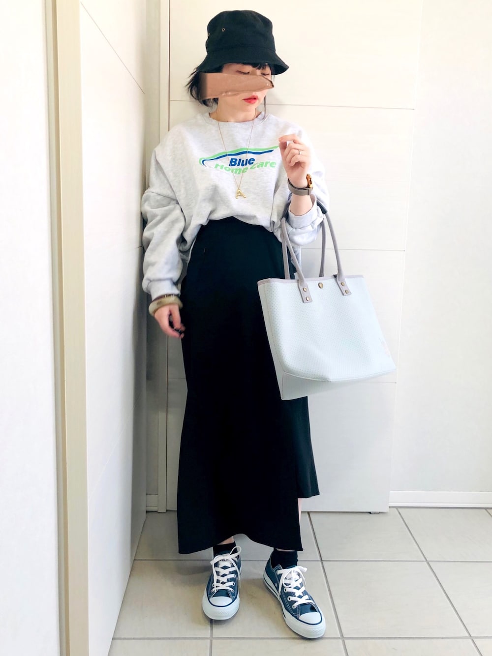 「バケットハット、カジュアル、シンプル、スウェット、センスオブプレイス、SENSEOFPLACE、アーバンリサーチ、URBAN RESEARCH、SENSE OF PLACE by URBAN RESEARCH、低身長コーデ」｜「Figmentsのクロップドプリントスウェット（スウェット、グレー系）」を使った、❁⃘asa❁⃘さん（レディース・150cm）の春コーディネートの1枚目の写真