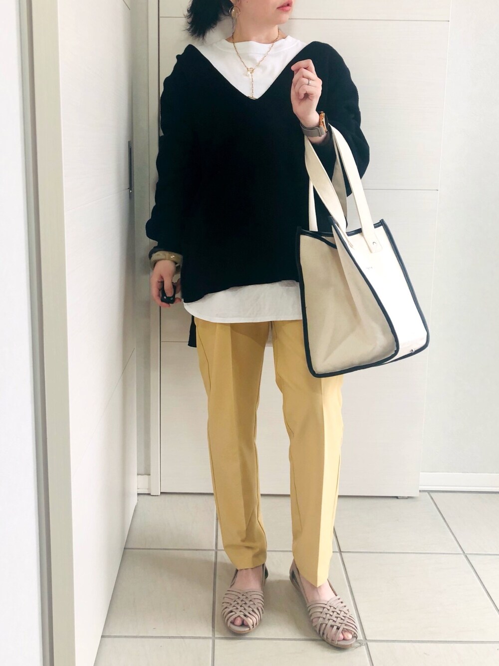「主役はカラーパンツ、春、ニット、大人カジュアル、カラーパンツ、レカ(reca)、シエナ、Ciena、オトナ女子、低身長コーデ」｜「CIENAのインナー付き深Vネックニットプルオーバー2（ニット/セーター、ブラック系）」を使った、❁⃘asa❁⃘さん（レディース・150cm）の春コーディネートの1枚目の写真
