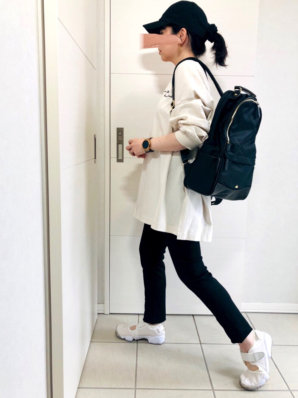 ホワイト系のTシャツ/カットソー、ブラック系のその他パンツ、ホワイト系のサンダルを着用したレディースの春コーディネートの1枚目の写真