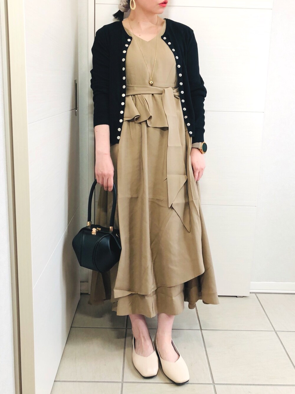 「これが私をアゲる服、大人カジュアル、きれいめカジュアル、オトナ女子、ぺプラム、ワンピース、きくりふく、kicuri、低身長、低身長コーデ」｜「agnes b.のJ155 CARDIGAN　コットンニットカーディガン（カーディガン/ボレロ、ブラック系）」を使った、❁⃘asa❁⃘さん（レディース・150cm）の春コーディネートの1枚目の写真