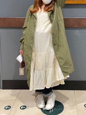 「ワンピース×スニーカー」｜「アイテム（ステンカラーコート）」を使った、minineさん（レディース・159cm）の春コーディネート