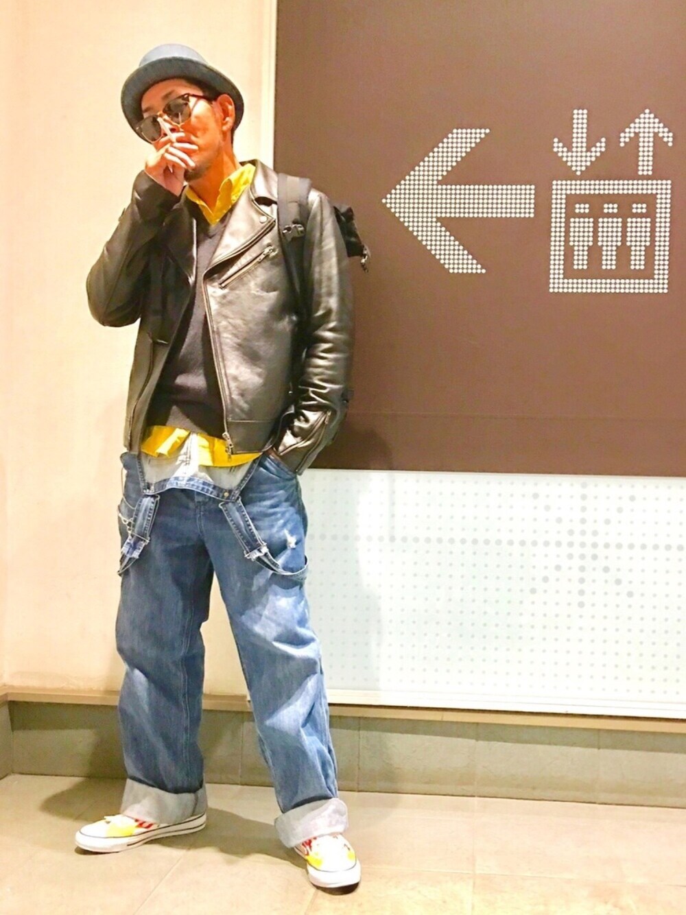 その他のスニーカー、ブルー系のサロペット/オーバーオール、ブラック系のライダースジャケットを着用したメンズの春コーディネートの1枚目の写真