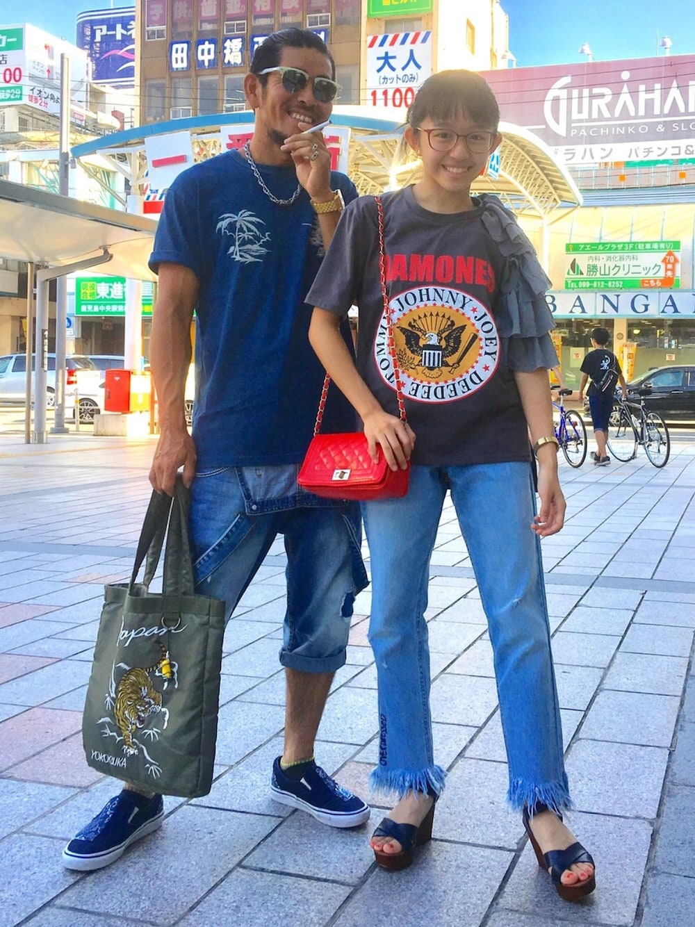 ブルー系のスリッポン、ブルー系のサロペット/オーバーオール、ブルー系のTシャツ/カットソーを着用したメンズの夏コーディネートの1枚目の写真