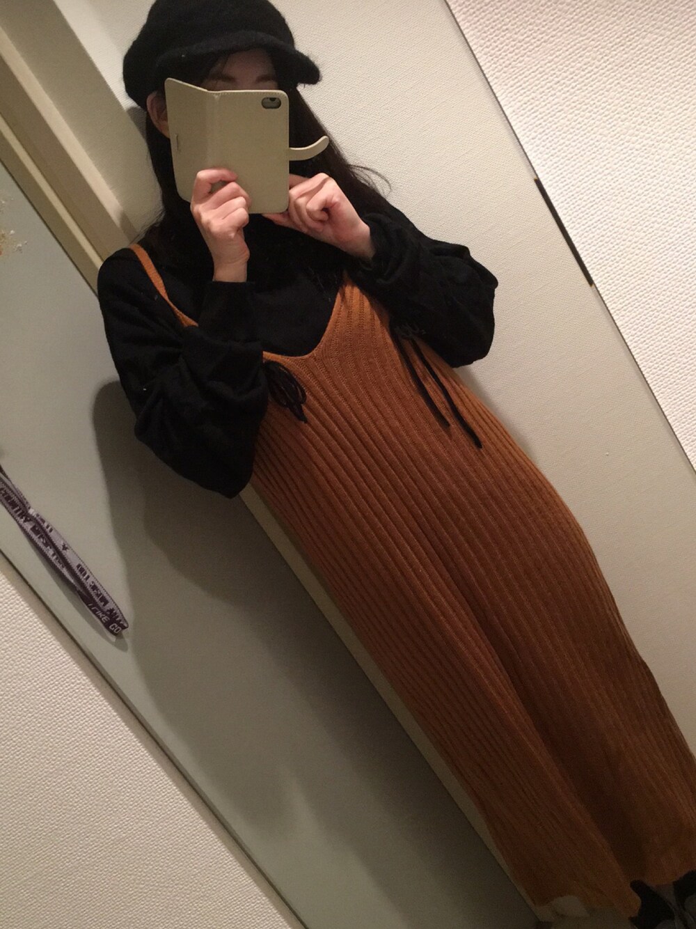 「秋コーデ、黒、お洒落さんとつながりたい、ミラオーウェン、ユニクロ」｜「Grandeirの[ロング丈]リブニットキャミワンピース（ワンピース、イエロー系）」を使った、lilyさん（レディース・162cm）の秋コーディネートの1枚目の写真