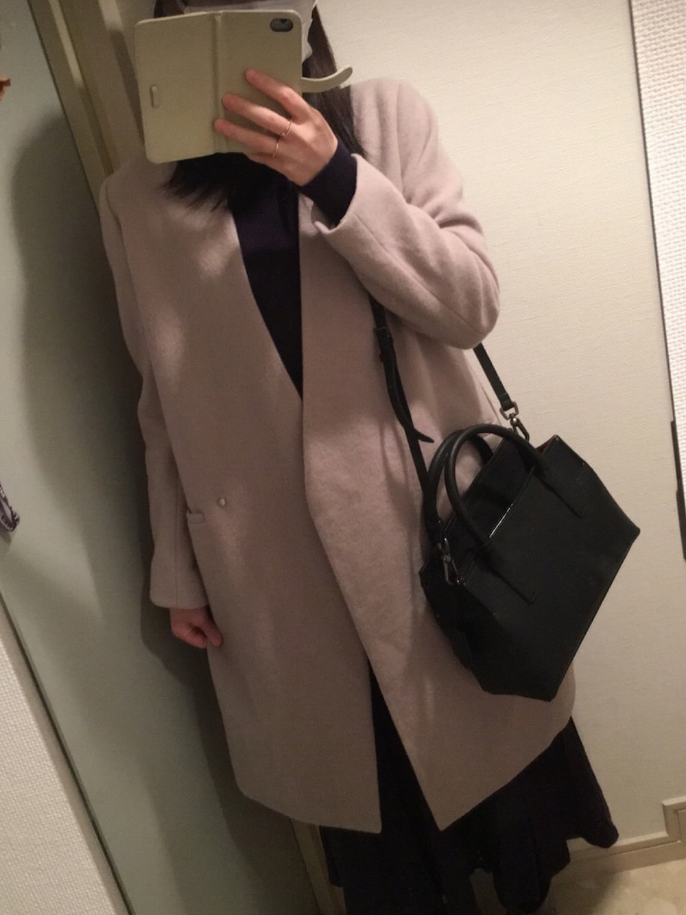 「CHARLES＆KEITH、UNITED TOKYO、Mila Owen、冬コーデ、シンプルコーデ、秋冬コーデ、オトナカジュアル、ootd」｜「UNITED TOKYOのVネックノーカラーコート（ノーカラーコート、ベージュ系）」を使った、lilyさん（レディース・162cm）の冬コーディネートの1枚目の写真