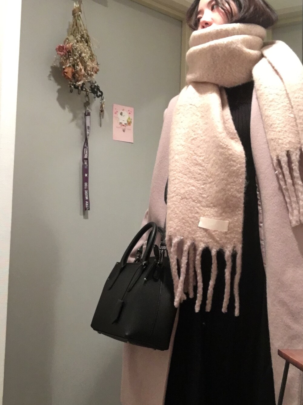 「ZOZO公認ユーザー、シンプルコーデ、冬、大人カジュアル、黒、UNIQLO、TODAYFUL、CHARLES＆KEITH」｜「TODAYFULのボリュームニットマフラー（マフラー、ベージュ系）」を使った、lilyさん（レディース・162cm）の冬コーディネートの1枚目の写真