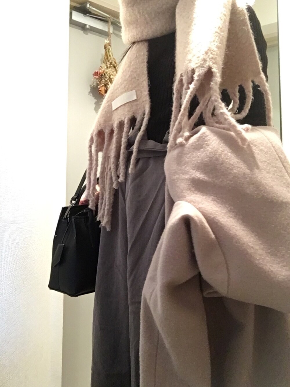 「無印良品、大人カジュアル、お洒落さんとつながりたい、KBF、TODAYFUL、シンプルコーデ、CHARLES＆KEITH、UNITED TOKYO」｜「TODAYFULのボリュームニットマフラー（マフラー、ベージュ系）」を使った、lilyさん（レディース・162cm）の冬コーディネートの1枚目の写真