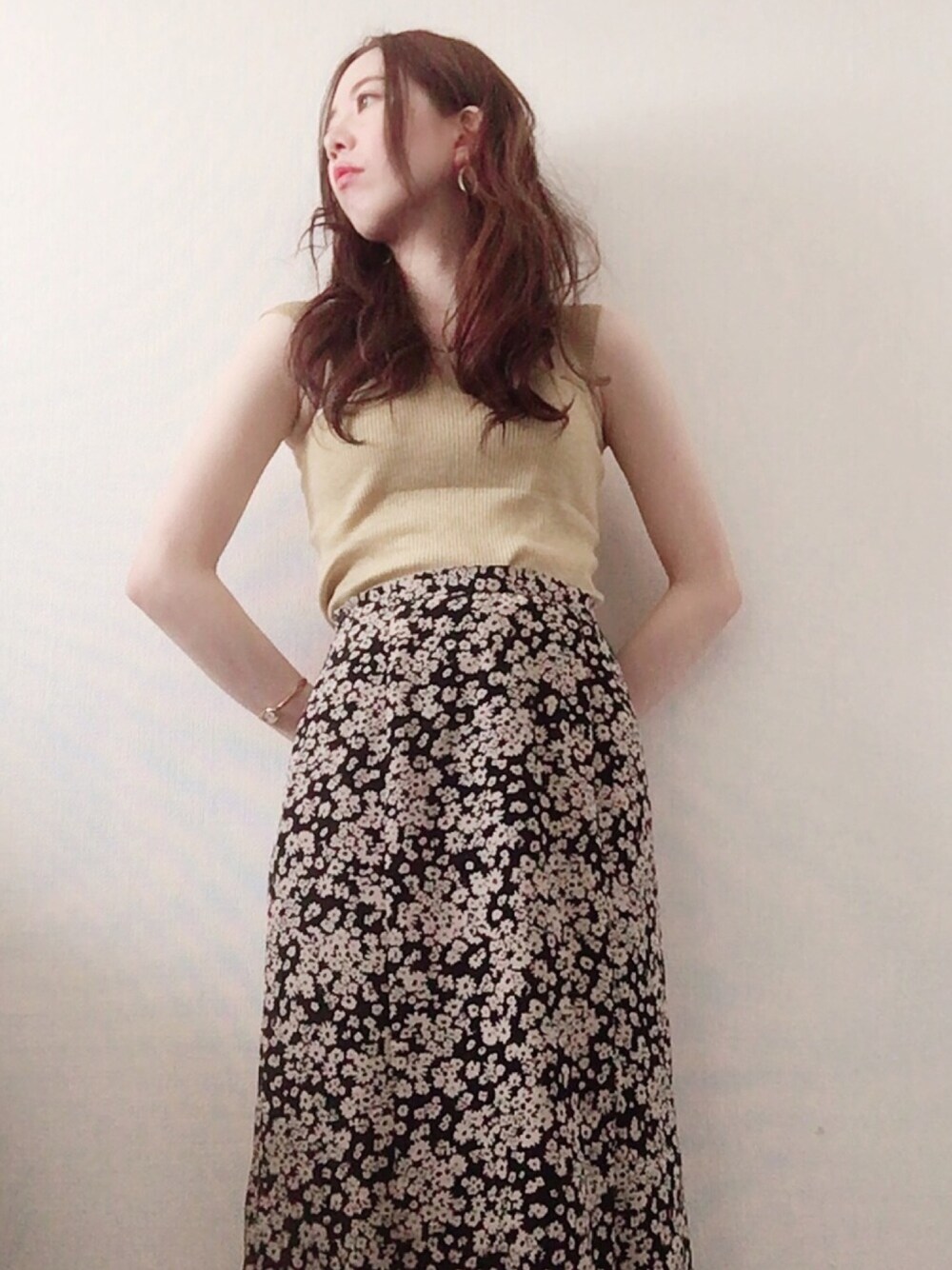「Goldy、saisondepapillon、Doux archives、花柄スカート、夏コーデ、夏、オトナ女子、タンクトップ、大人ガーリー、ベージュコーデ」｜「SAISON DE PAPILLONのスクエアネックタンクトップ（タンクトップ、イエロー系）」を使った、lilyさん（レディース・161cm）の夏コーディネートの1枚目の写真