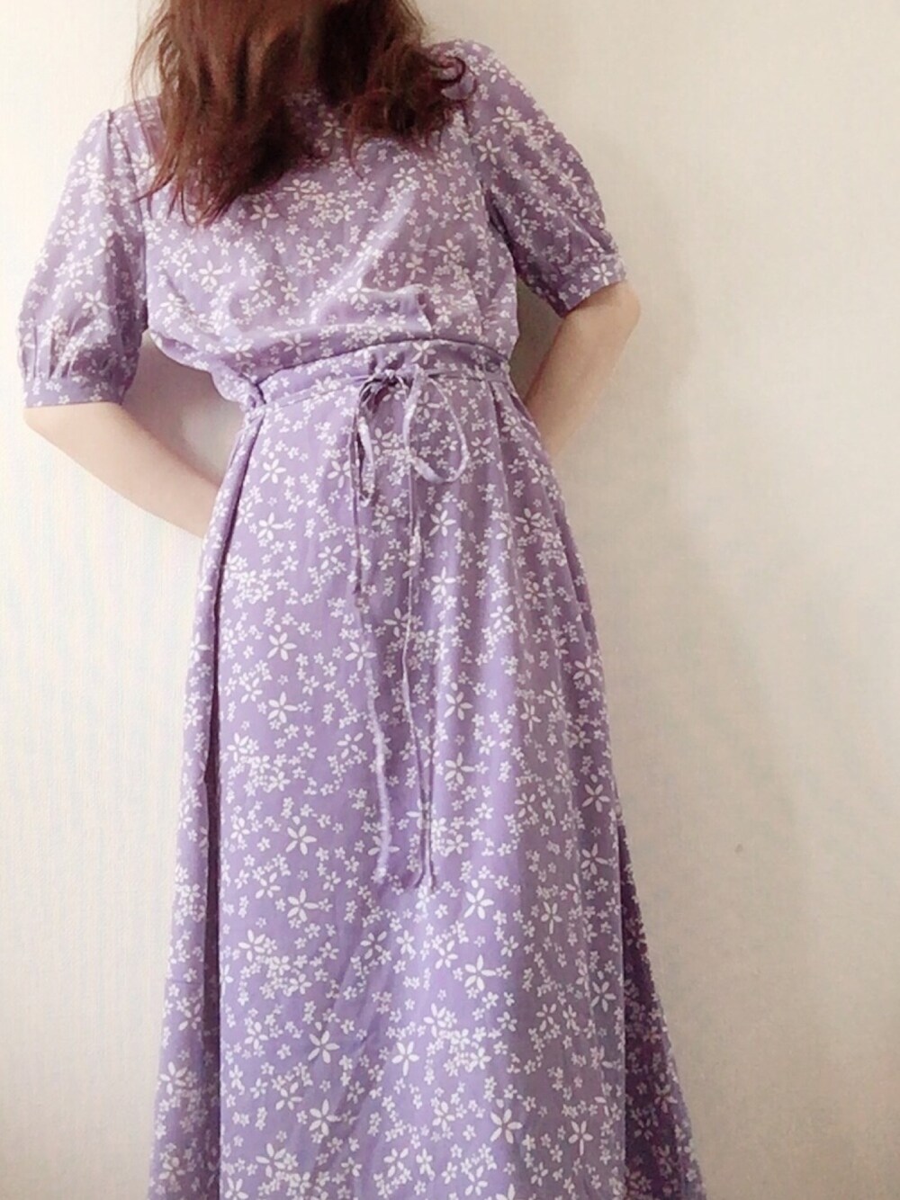 「ITEMS URBANRESEARCH、花柄ワンピース、花柄、夏コーデ、夏、ワンピース、ootd、イロチ買い、シンプルコーデ、大人ガーリー」｜「ITEMS URBANRESEARCHの花柄ワンピース（ワンピース、パープル系）」を使った、lilyさん（レディース・161cm）の秋コーディネートの1枚目の写真