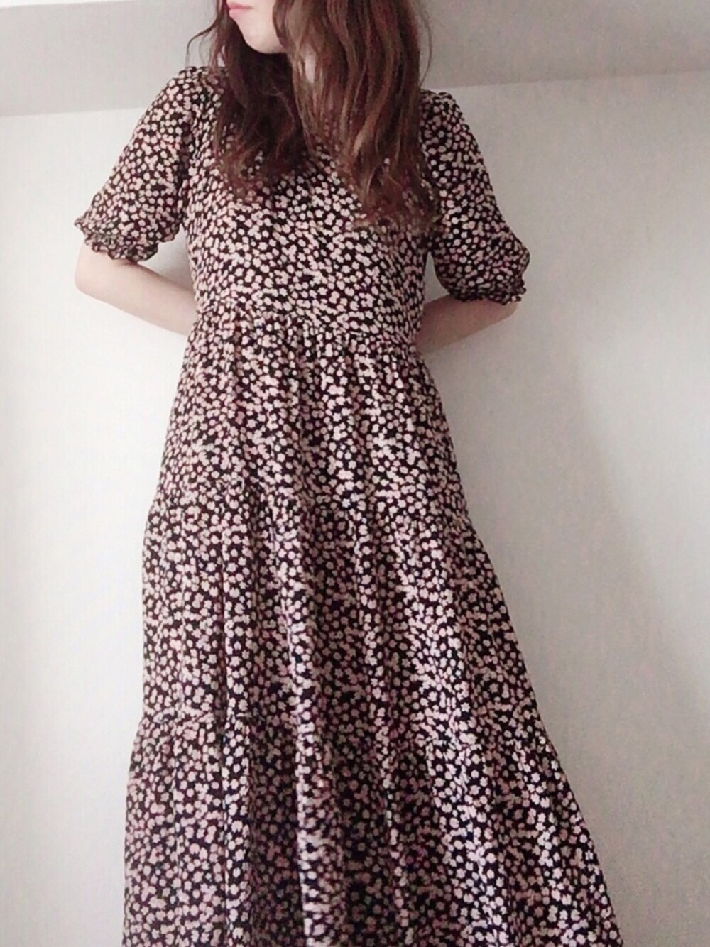 「ZARA、ザラ、ザラジョ、花柄、花柄ワンピース、夏コーデ、夏、ゆるコーデ、ラフ、花」｜「ZARAのアイテム（ワンピース、ブラック系）」を使った、lilyさん（レディース・161cm）の秋コーディネートの1枚目の写真