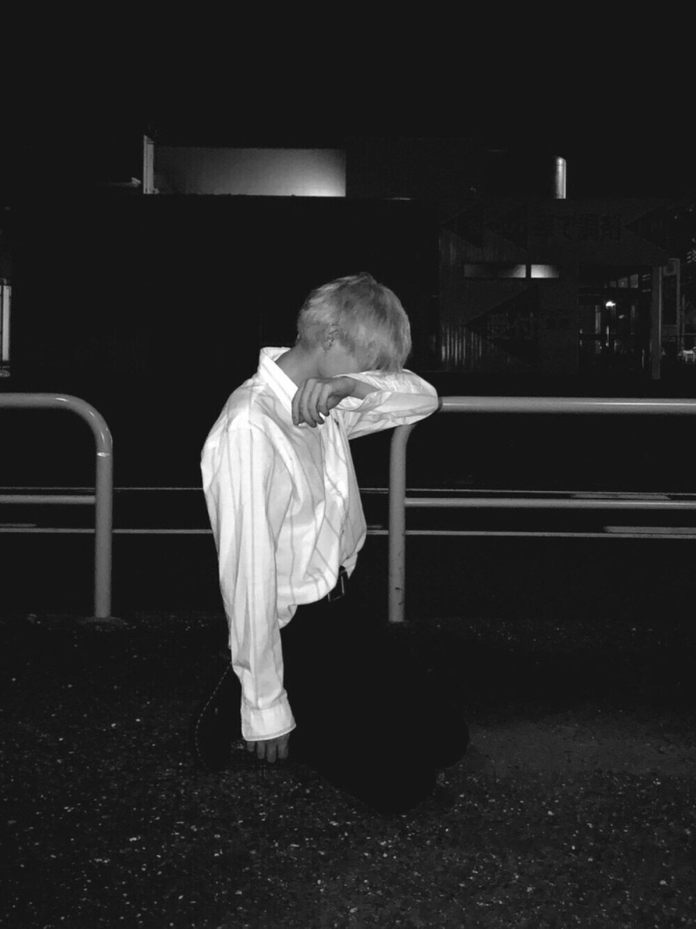 「韓国ファッション、韓国風、ラルフローレン、Dr.Martens、タックイン、韓国、セブチ、うるごしぷちあな、SEVENTEEN (K-POP)、seventeen」｜「Dr. MartensのDr.Martens ドクターマーチン 1460Z 8EYE BOOT 8ホールブーツ 11822006 BLACK（ブーツ、ブラック系）」を使った、菅原さん（メンズ・171cm）の秋コーディネートの1枚目の写真