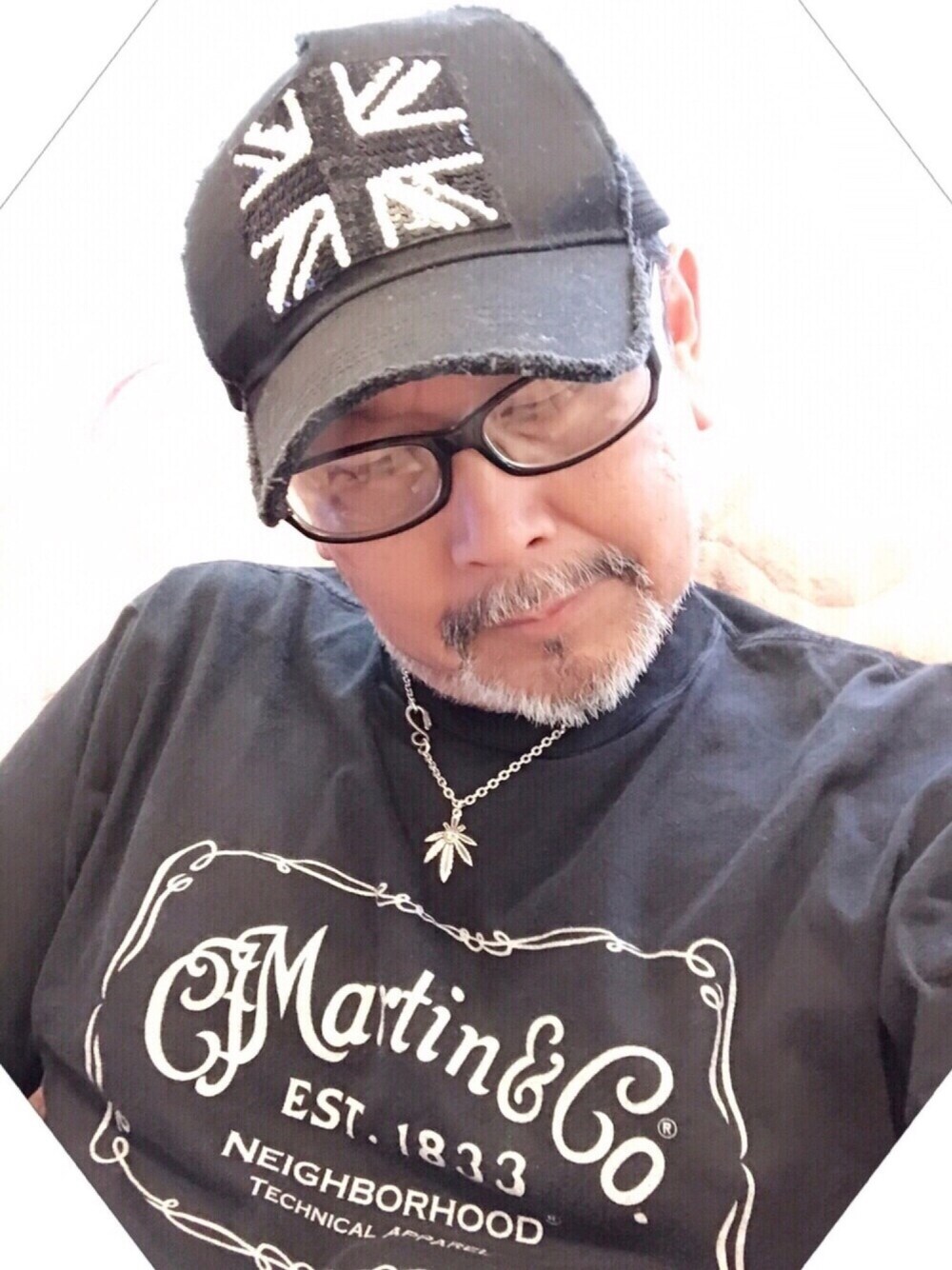 ブラック系のTシャツ/カットソー、ホワイト系のトップス、ホワイト系のトップスを着用したメンズの夏コーディネートの1枚目の写真