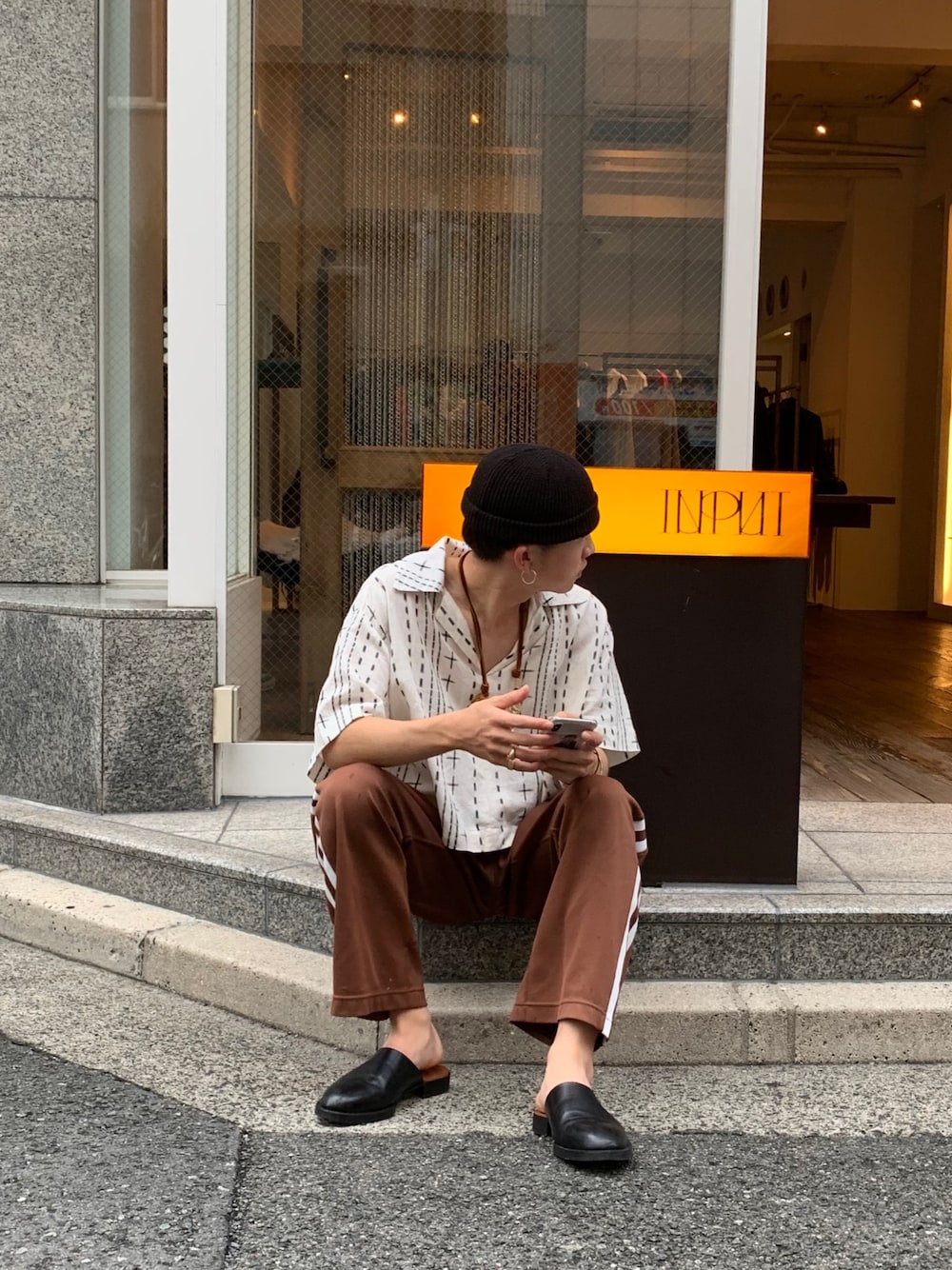 「HAREのロールショートワッチ(HARE)（ニットキャップ/ビーニー、ブラック系）」を使った、SHUMINさん（メンズ・168cm）の春コーディネートの1枚目の写真