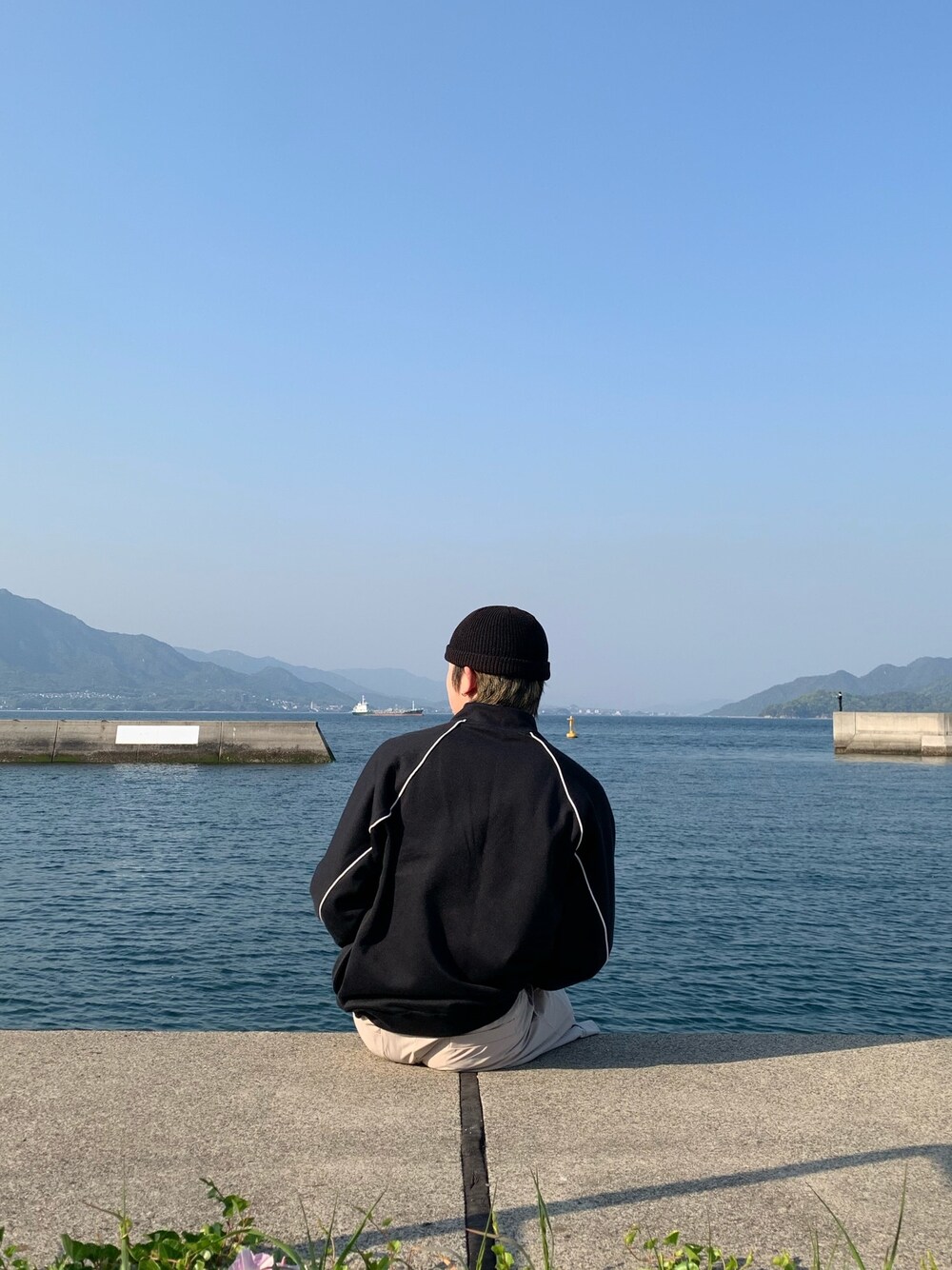 「シンプルコーデ、おしゃれさんと繋がりたい、休日スタイル、いいね、save、フォローお願いします🤑、低身長、outfit」｜「RUSSELLの【RUSSELL ATHLETIC】別注ハーフジップトラックジャケット（ジャージ、ブラック系）」を使った、SHUMINさん（メンズ・168cm）の春コーディネートの1枚目の写真