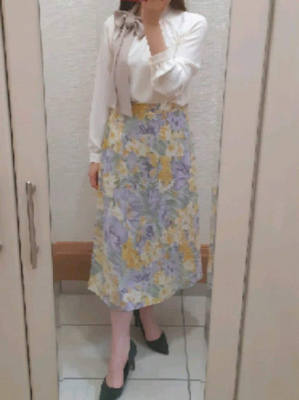 「オフィスカジュアル、花柄スカート、ボウタイブラウス、春コーデ、オフィススタイル、プチプラ」｜「DHOLICのアイテム（スカート、イエロー系）」を使った、ずきさん（レディース・165cm）の春コーディネートの1枚目の写真