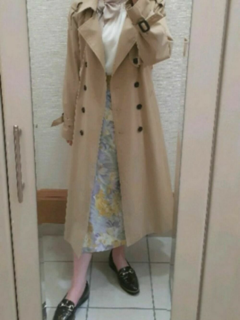 「春コーデ、トレンチコート、オフィスカジュアル、花柄スカート、ローファー、厚底ローファー、ロングトレンチコート、ボウタイブラウス、韓国ファッション、プチプラ」｜「DHOLICのベルト付ダブルトレンチコート（トレンチコート、ベージュ系）」を使った、ずきさん（レディース・165cm）の春コーディネートの1枚目の写真