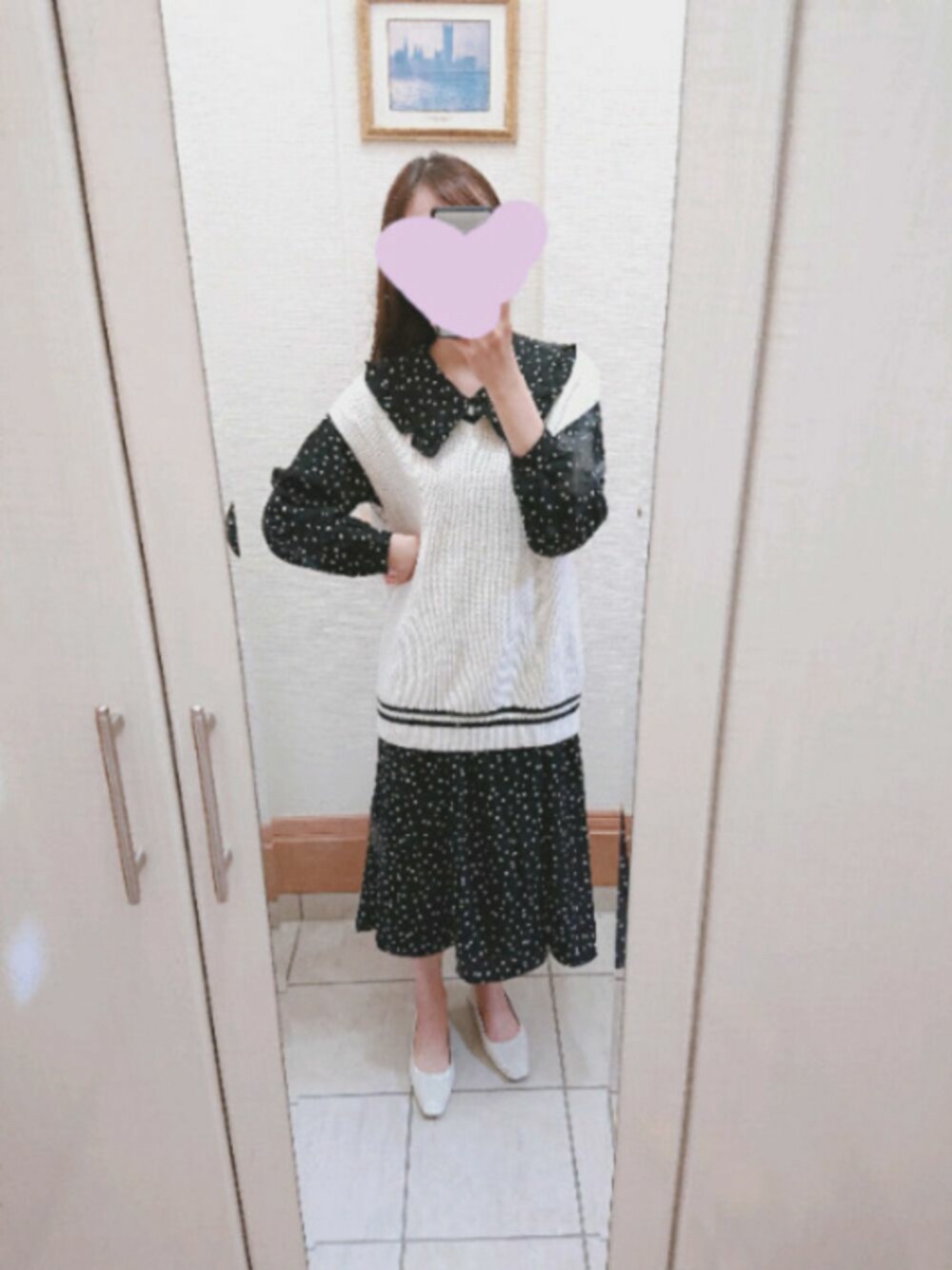 「ユニクロ、ベスト、レイヤードスタイル、襟付きワンピース、ドット、ワンピース、秋のコーデ、UNIQLO、dholic、ニットベスト」｜「cherryvilleのアイテム（ワンピース、ブラック系）」を使った、ずきさん（レディース・165cm）の秋コーディネートの1枚目の写真
