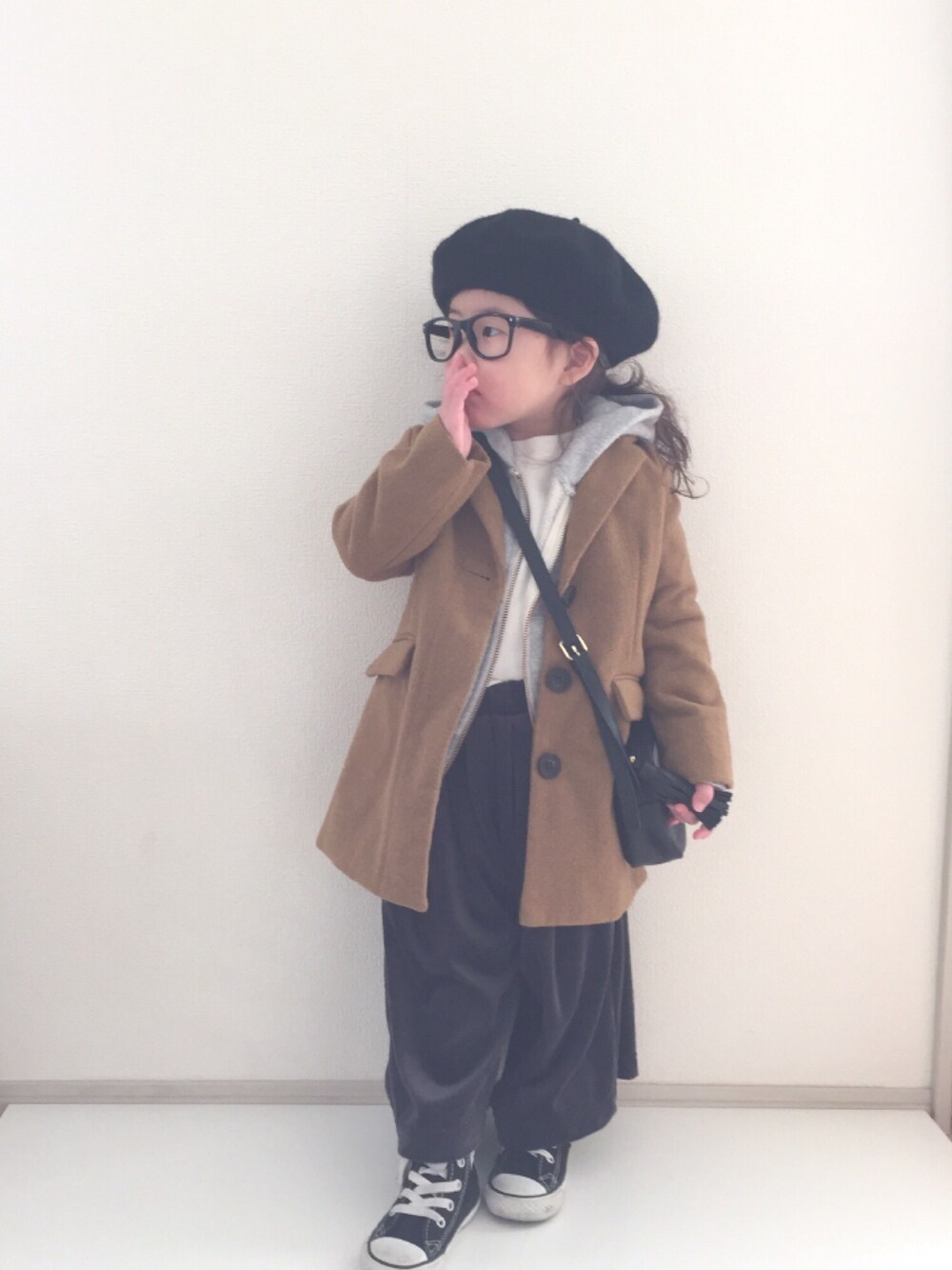「3歳、プティマイン、グレーパーカー、キッズ、チェスターコート、ベレー帽、ワイドパンツ、ベロア、コンバース」｜「CIAOPANIC TYPYの【親子お揃い】キッズウールベレー帽（ハンチング/ベレー帽、ブラック系）」を使った、nami *さん（キッズ・90cm）の冬コーディネートの1枚目の写真