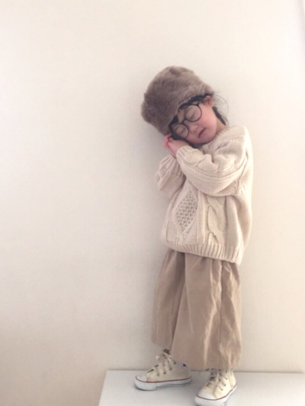 「3歳、キッズ、コンバース、ニット、ケーブルニット、ロシアン帽、ガウチョパンツ」｜「CIAOPANIC TYPYのスウェードタタッチスカンツ（その他パンツ、ベージュ系）」を使った、nami *さん（キッズ・90cm）の冬コーディネートの1枚目の写真