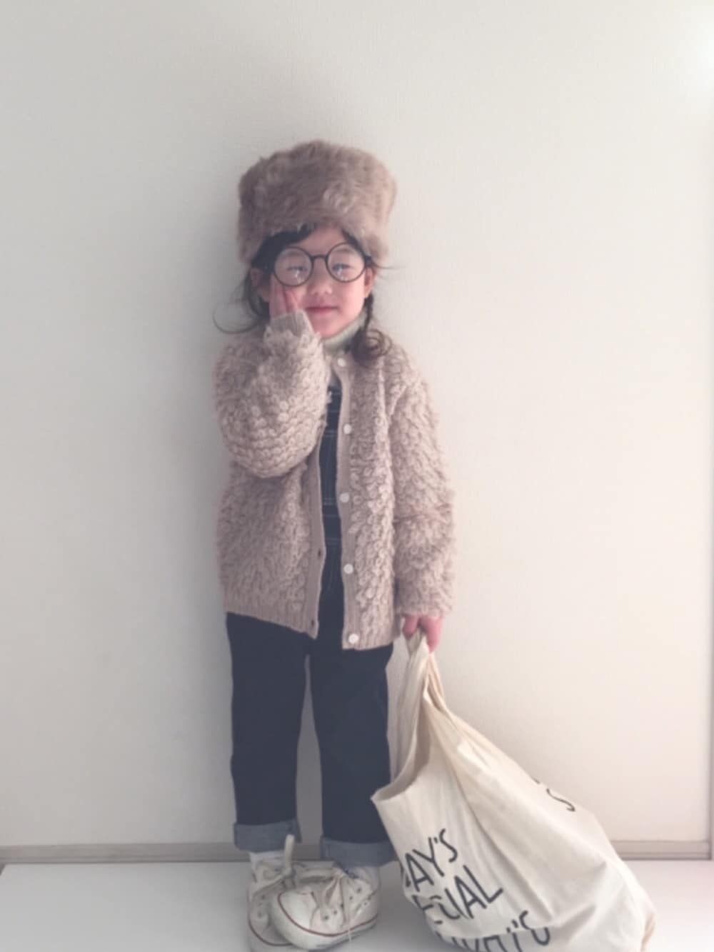 「3歳、kids、シンプル、ループカーディガン、オーバーオール、サロペット、ロシアン帽、コンバース、タートルネック」｜「CIAOPANIC TYPYのキッズループクルーカーディガン（ニット/セーター、ピンク系）」を使った、nami *さん（キッズ・90cm）の冬コーディネートの1枚目の写真