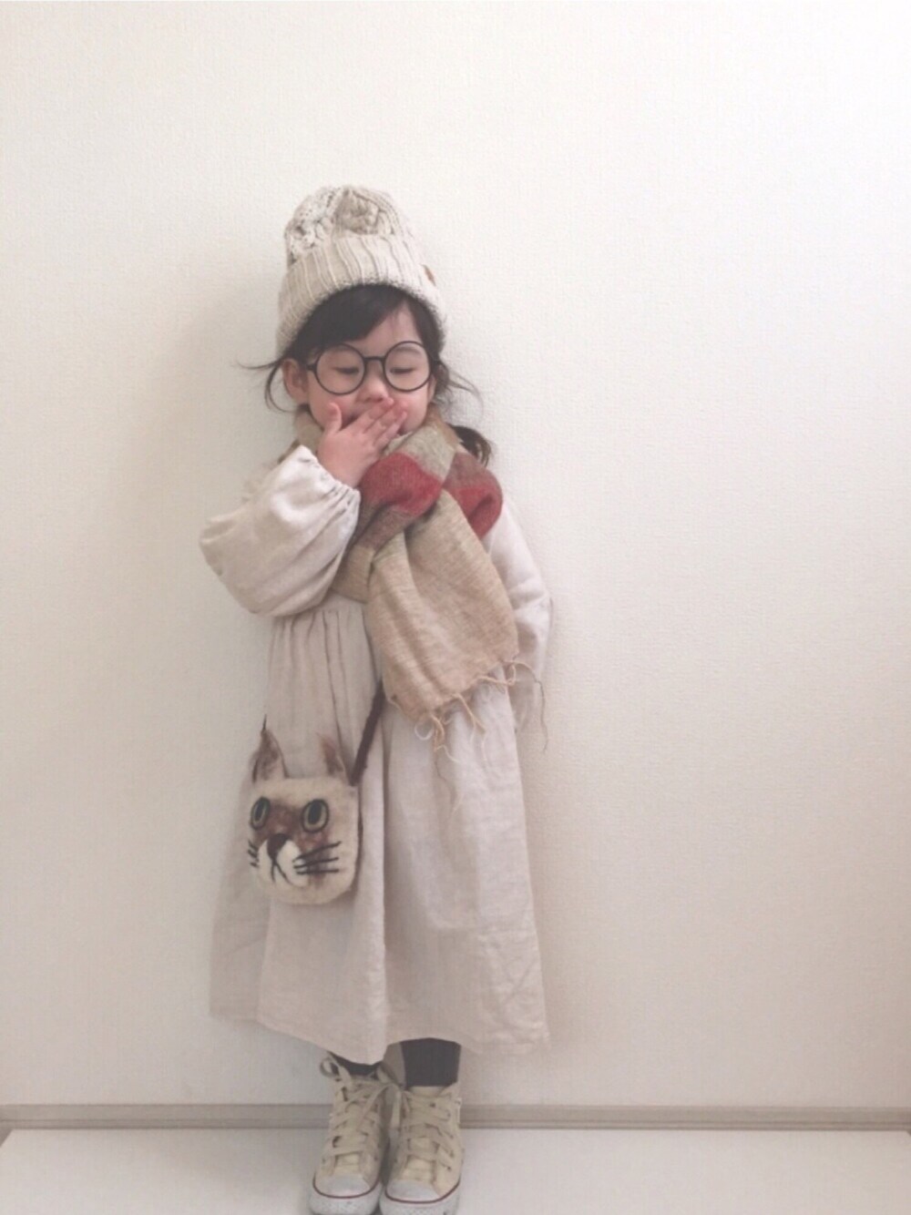 「3歳、マフラーぐるぐる、プティマイン、ワンピース、ナチュラル、コンバース、ニット帽、丸メガネ」｜「petit mainのケーブル編みニット帽（ニットキャップ/ビーニー、ホワイト系）」を使った、nami *さん（キッズ・90cm）の冬コーディネートの1枚目の写真