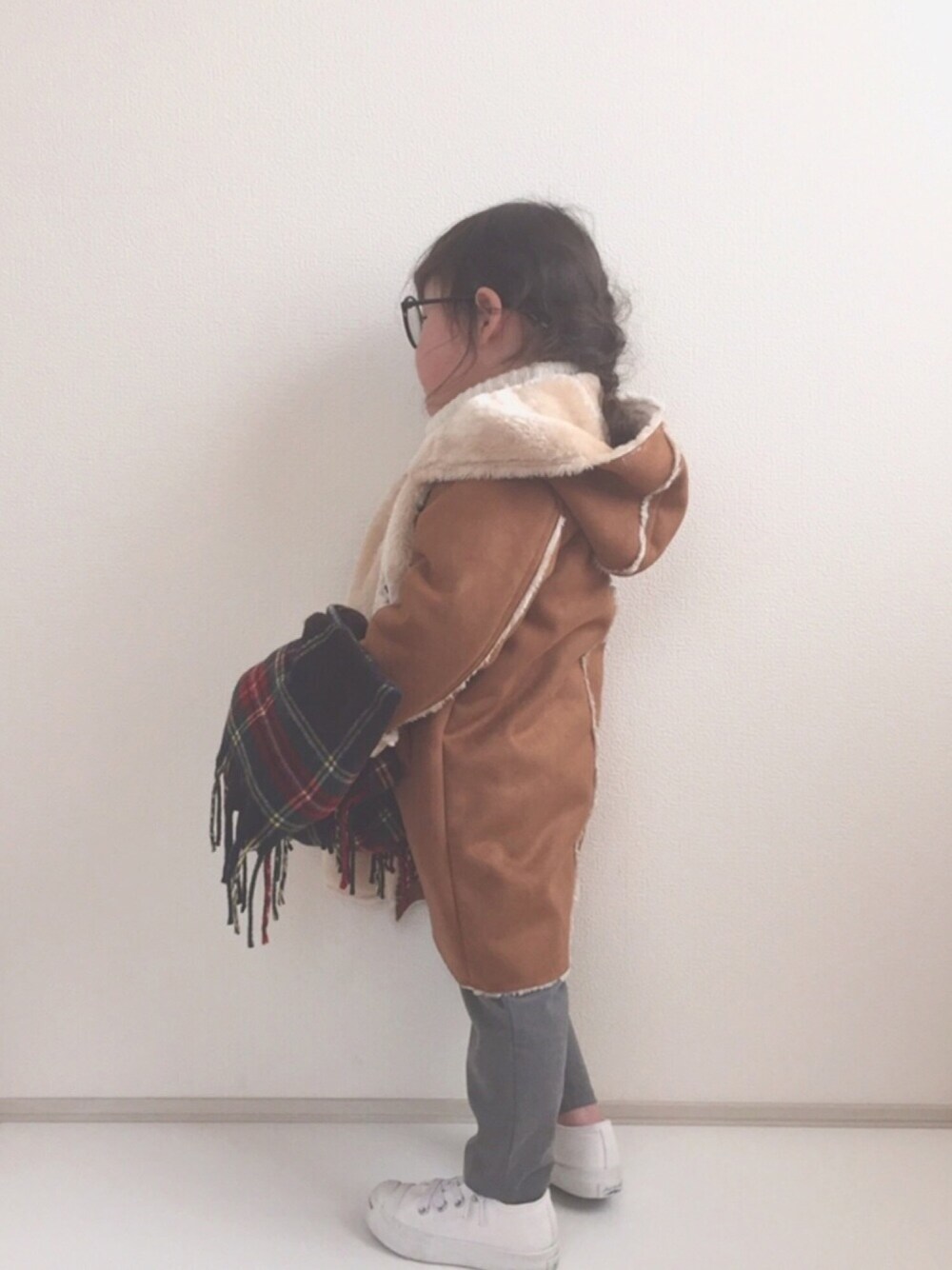「3歳、シンプル、ムートンコート、丸メガネ、ジャックパーセル、タートルネック、チェックマフラー」｜「Ocean&GroundのＭＯＵＴＯＮ　ＦＯＯＤ　ＣＯＡＴ(90～140cm)（ムートンコート、ブラウン系）」を使った、nami *さん（キッズ・90cm）の冬コーディネートの1枚目の写真
