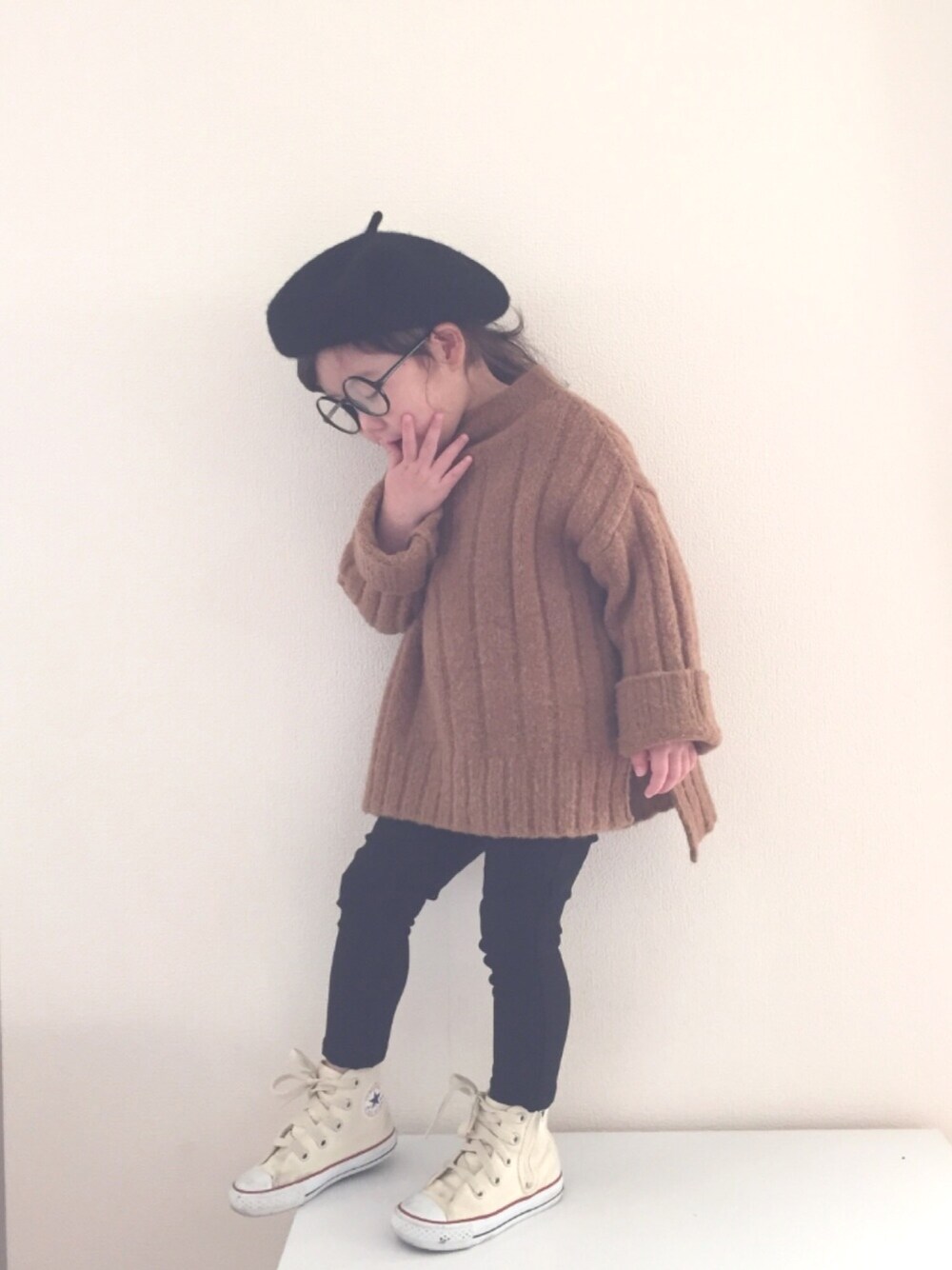 「3歳、黒スキニー、コンバース、ベレー帽、丸メガネ、ニット」｜「petit mainの太リブ厚手ニット（ニット/セーター、ベージュ系）」を使った、nami *さん（キッズ・90cm）の冬コーディネートの1枚目の写真