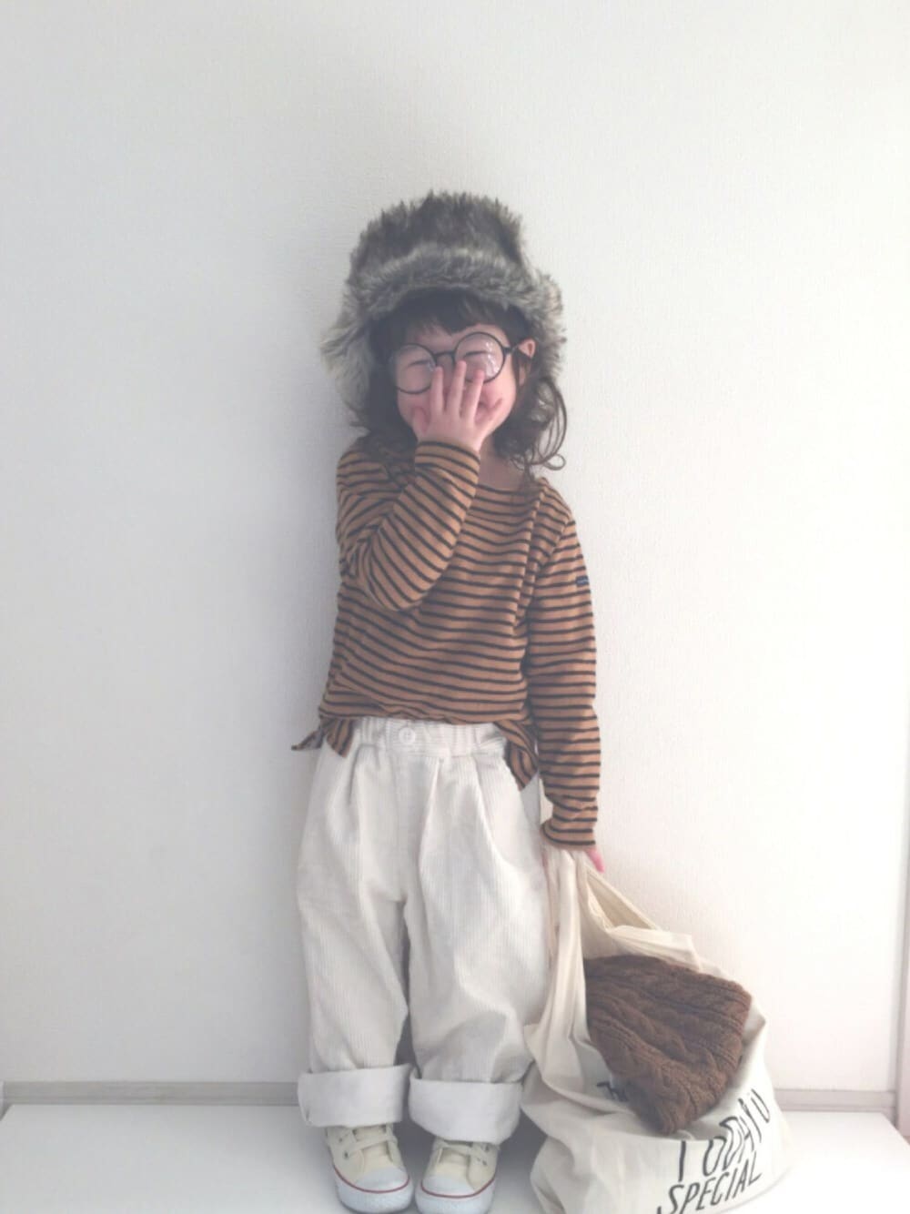 「kids、ボーダー、ボーダー巻き巻きフェス、ワイドパンツ、コーデュロイ、パイロットキャップ、アビエイターキャップ、コンバース、白パンツ、コーデュロイパンツ」｜「CIAOPANIC TYPYのアビエイターキャップ（キャップ、イエロー系）」を使った、nami *さん（キッズ・90cm）の冬コーディネートの1枚目の写真