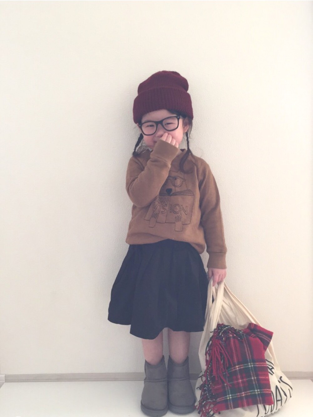 「3歳、ブーツ、ニット帽、カジュアル、三つ編み」｜「COMECHATTO&CLOSETのアイテム（帽子、レッド系）」を使った、nami *さん（キッズ・90cm）の冬コーディネートの1枚目の写真