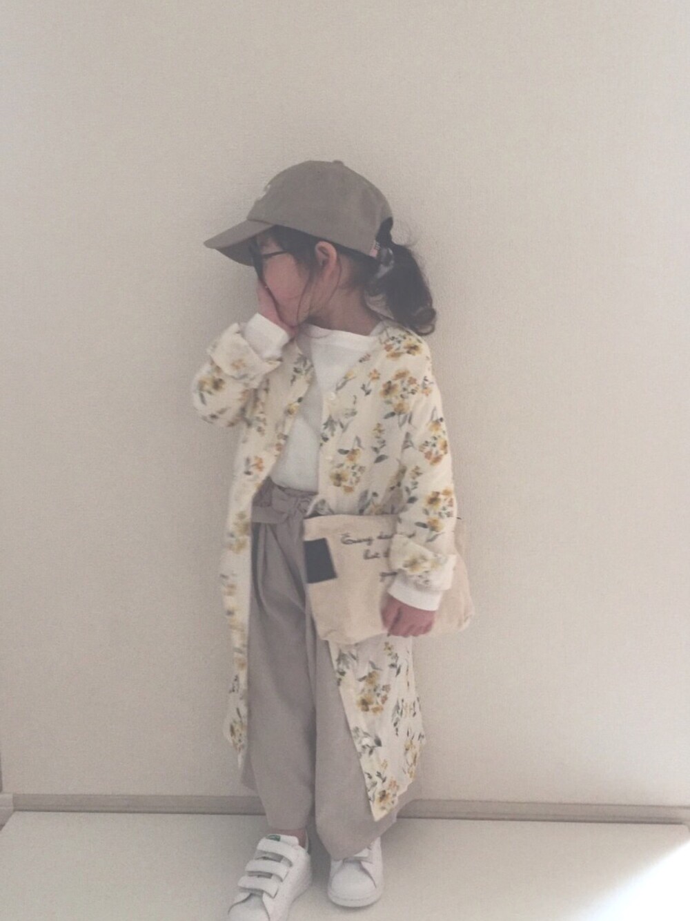 「3歳、シンプル、花柄ｶﾞｳﾝ、ガウチョパンツ、スタンスミス、キャップ」｜「CIAOPANIC TYPYの【ママとお揃い】フラワー2WAYワンピース（ワンピース、ホワイト系）」を使った、nami *さん（キッズ・90cm）の冬コーディネートの1枚目の写真