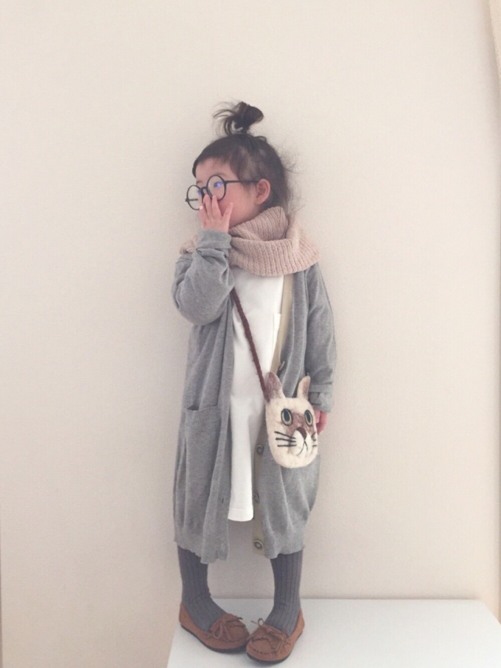 「3歳、ポシェット、キッズファッション、お団子ヘアー、モカシン、ロングカーディガン、ビックシルエット」｜「BRANSHESのビックシルエットワンピース（ワンピース、ホワイト系）」を使った、nami *さん（キッズ・90cm）の冬コーディネートの1枚目の写真