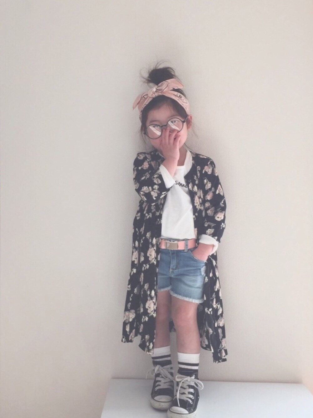 「3歳、カジュアルコーデ、ショートパンツ、コンバース、スカーフ、花柄ｶﾞｳﾝ」｜「BRANSHESのシンプルロゴ長袖Tシャツ（Tシャツ/カットソー、ホワイト系）」を使った、nami *さん（キッズ・90cm）の冬コーディネートの1枚目の写真