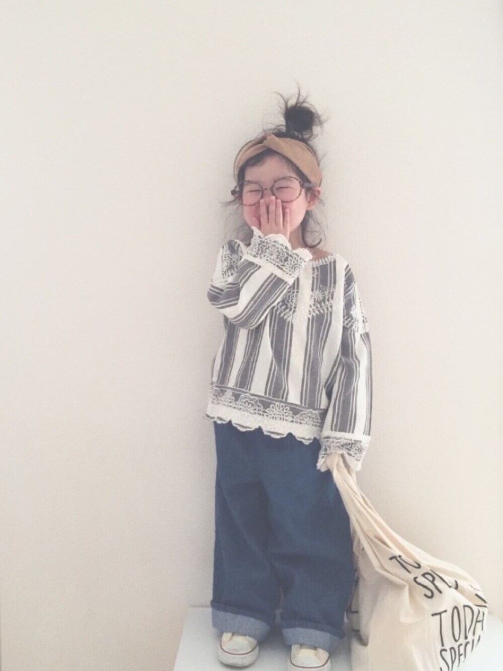 「3歳、おだんごヘアー、ワイドパンツ、デニム、コンバース、ヘアバンド、ZARA」｜「CIAOPANIC TYPYの【ママとお揃い】フェイクスウェードターバン（ヘアバンド、ブラウン系）」を使った、nami *さん（キッズ・90cm）の冬コーディネートの1枚目の写真
