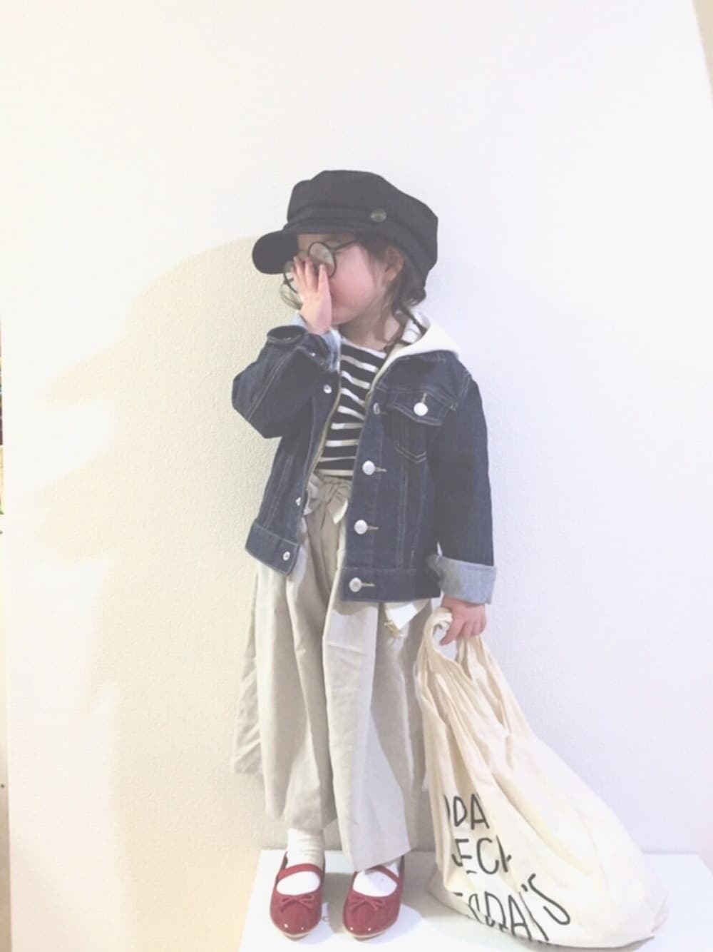 「パーカー、ワイドパンツ、マリンキャップ、キャスケット、バレエシューズ、赤、デニムジャケット、Gジャン、ボーダー、ボーダートップス」｜「CIAOPANIC TYPYの【WEB限定】ボーダーボートネックTシャツ（Tシャツ/カットソー、ブラック系）」を使った、nami *さん（キッズ・90cm）の冬コーディネートの1枚目の写真