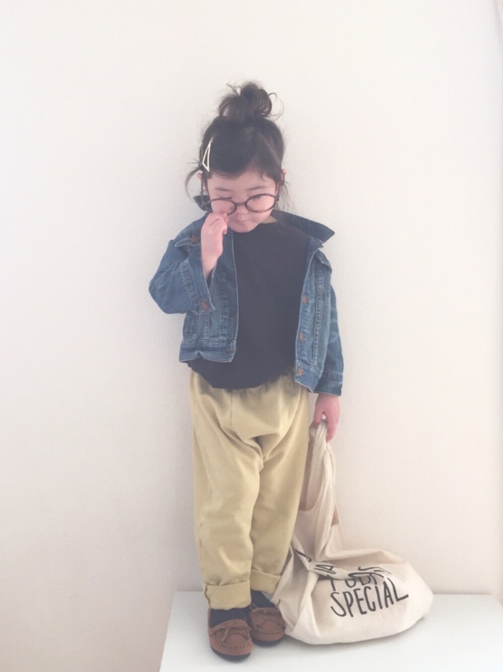 「そらちゃんおめでとう、そらちゃんお誕生日おめでとう、リンクコーデ、めがね、monmimi、3歳、スウェットパンツ、スウェット、デニムジャケット、Gジャン」｜「♡ソラちゃんおめでとーーう♡のアイテム（その他、イエロー系）」を使った、nami *さん（キッズ・90cm）の春コーディネートの1枚目の写真