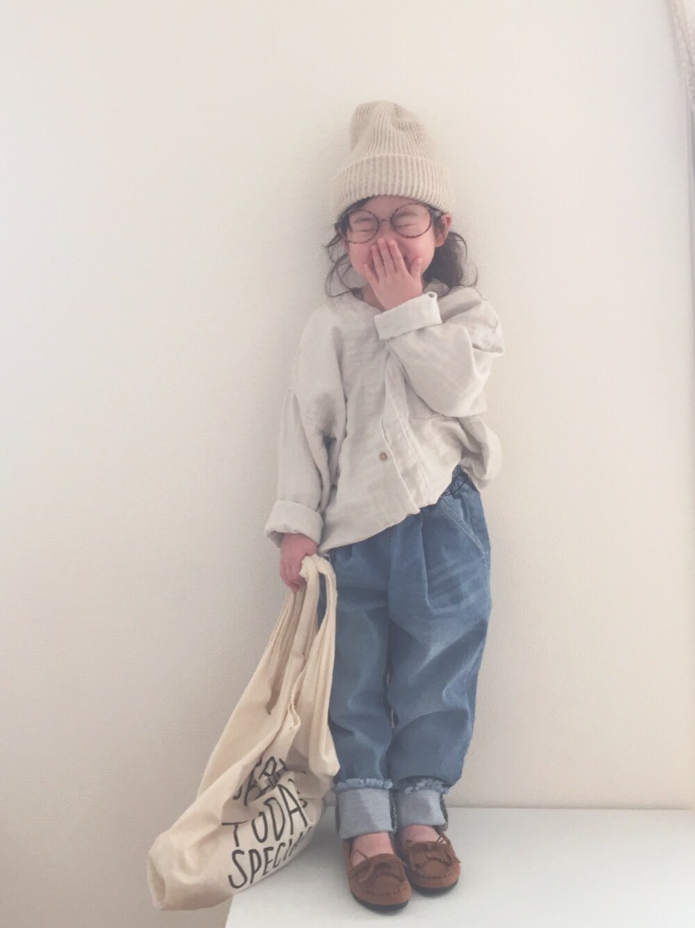 「3歳、シンプル、monmimi、デニム、ナチュラル、ニット帽、めかね」｜「COMECHATTO&CLOSETのARTEX WATCH CAP（ニットキャップ/ビーニー、ホワイト系）」を使った、nami *さん（キッズ・90cm）の春コーディネートの1枚目の写真