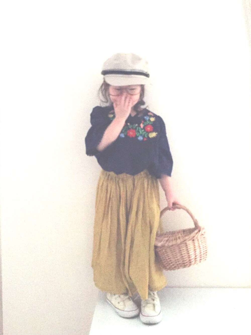 「3歳、刺繍、スカーチョ、kids、黄色、マリンキャップ、コンバース」｜「petit mainのマリンキャップ（キャスケット、グレー系）」を使った、nami *さん（キッズ・90cm）の春コーディネートの1枚目の写真