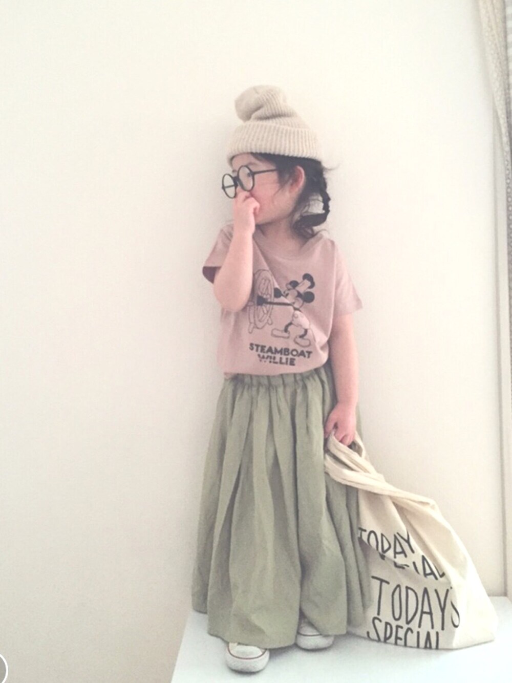 「3歳、ニット帽、ミッキー、コンバース、ピンク、ミルキーカラー、緑、めがね、スカーチョ、丸メガネ」｜「URBAN RESEARCH DOORS KIDSのアイテム（トップス、ピンク系）」を使った、nami *さん（キッズ・90cm）の春コーディネートの1枚目の写真
