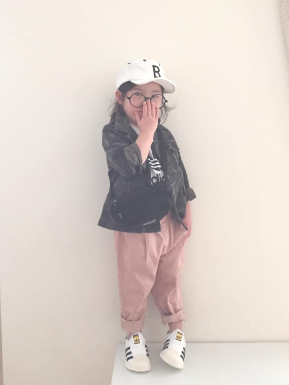 「3歳、春コーデ、kids、ピンク、カモフラ、アディダス、スーパースター、キャップ、ミリタリージャケット」｜「GLOBAL WORKの【キッズ】ストレッチテーパードパンツ/738676（その他パンツ、ピンク系）」を使った、nami *さん（キッズ・90cm）の春コーディネートの1枚目の写真